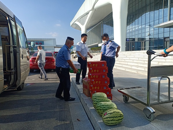 市总工会开展为防疫卡口送“清凉”慰问活动