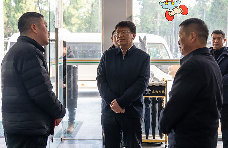 省总工会慰问组来我市开展走访慰问活动